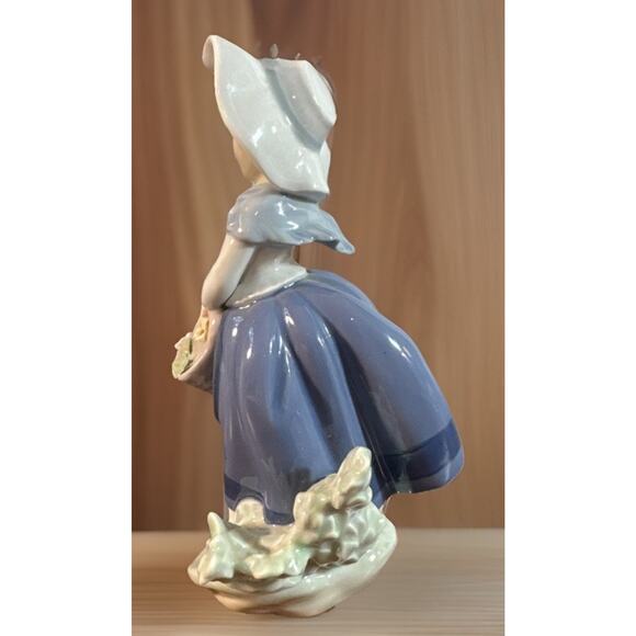 Lladro #5222 “Pretty Pickings” Girl Figurine Porcelain Spain - Picture 4 of 6